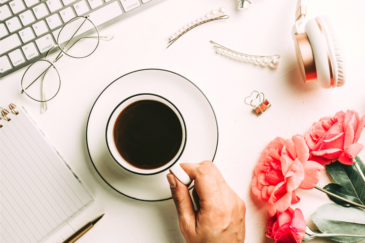 Media społecznościowe rozpraszają Twoją uwagę, zwłaszcza po powrocie z urlopu, gdy Twoje myśli krążą wokół wakacyjnych podróży. Korzystaj z mediów w trakcie przerwy, jeśli nie jesteś w stanie wytrzymać do końca dania!